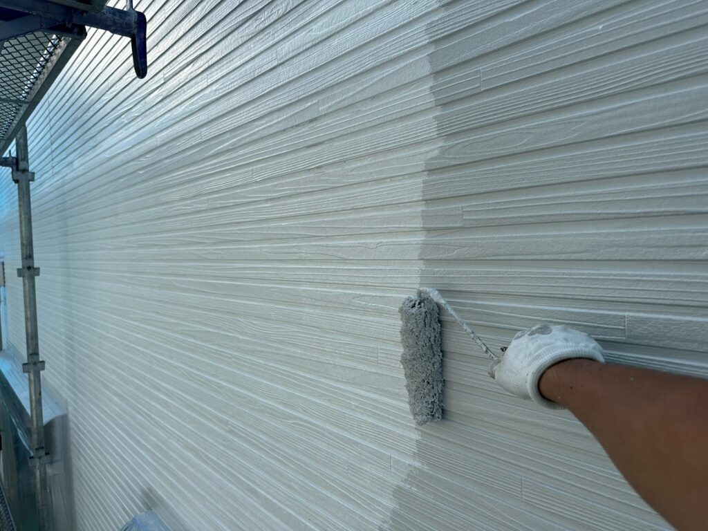 外壁中塗り<br />
（色：パールグレイ）