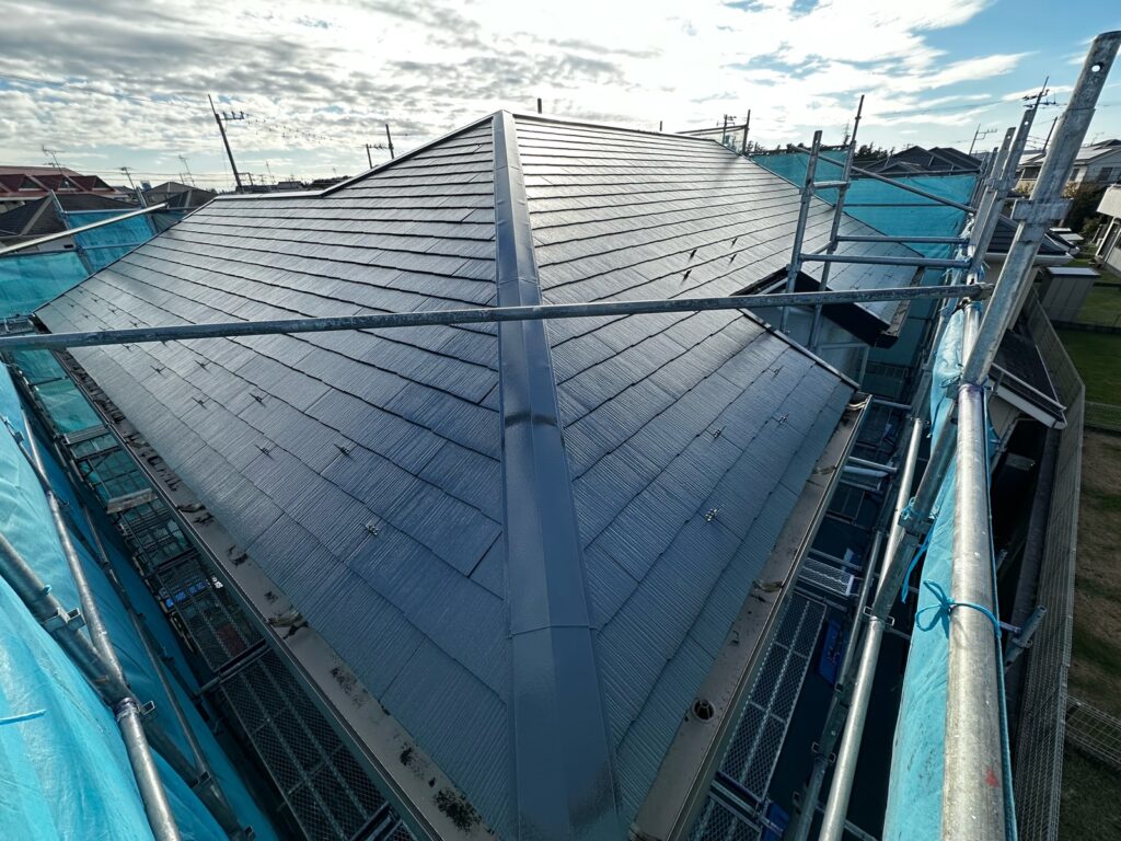 屋根上塗り<br />
（計3回塗り完了）<br />
