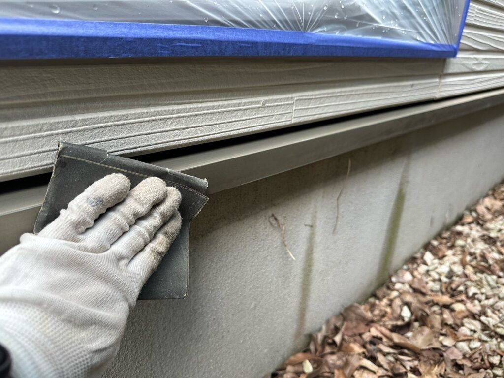 水切りケレン<br />
（ケレンとは、塗料との密着を良くするために、専用の道具にて細かい傷をつける下地調整です。）