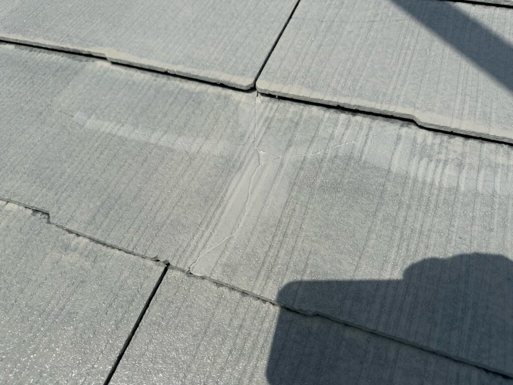 屋根のひび割れ補修<br />
（下地補修）