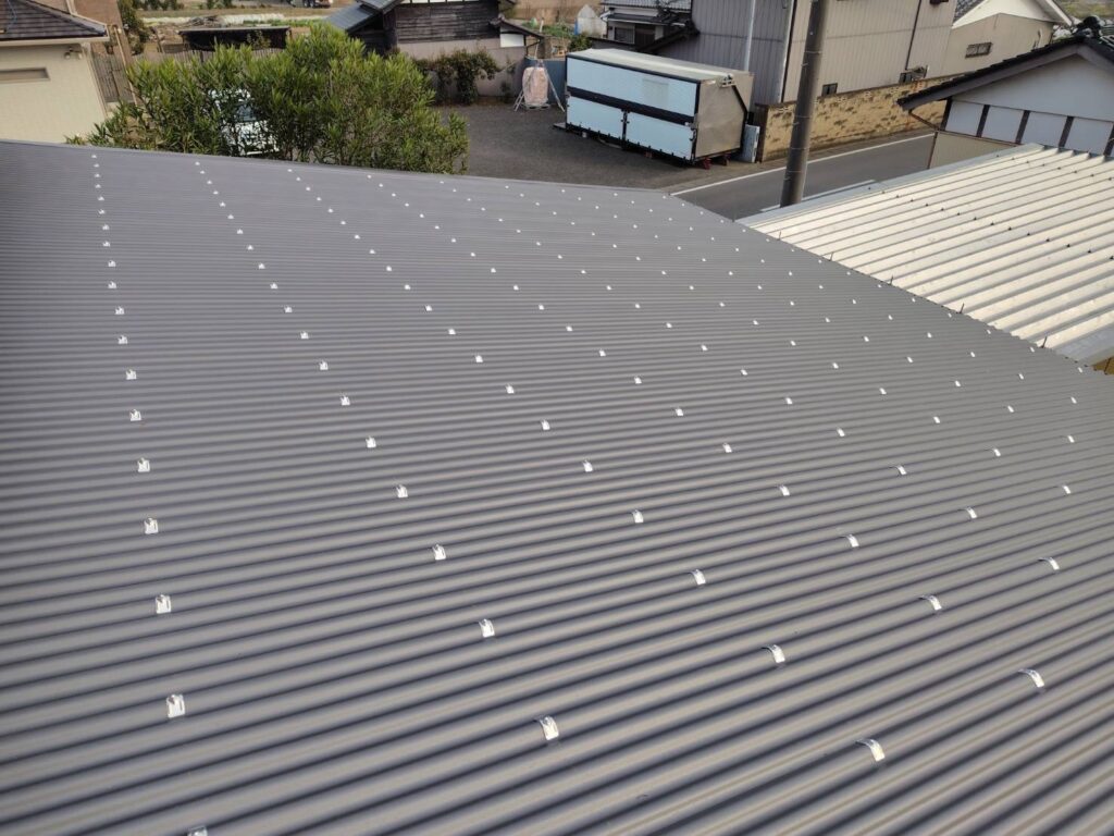 屋根本体取り付け<br />
ボルトを締めてしっかりと屋根を止めていきます。