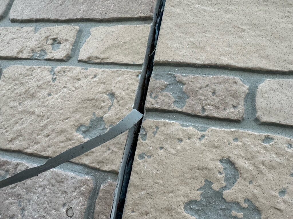 既存のコーキング撤去<br />
(薄皮と言われる、細かいところまでしっかりと撤去しました。これを取らないとコーキングの密着性が悪くなってしまいます。)