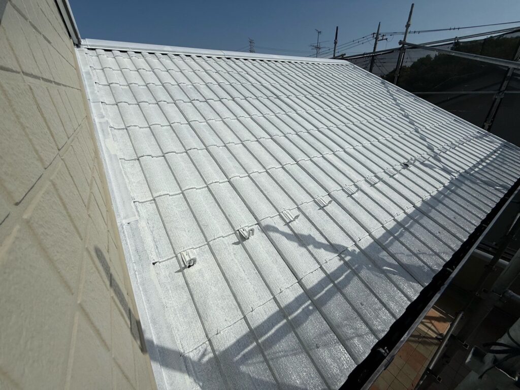 大屋根下塗り（完了）<br />
※真っ白く仕上がっていますので下塗りがしっかりと効いています。