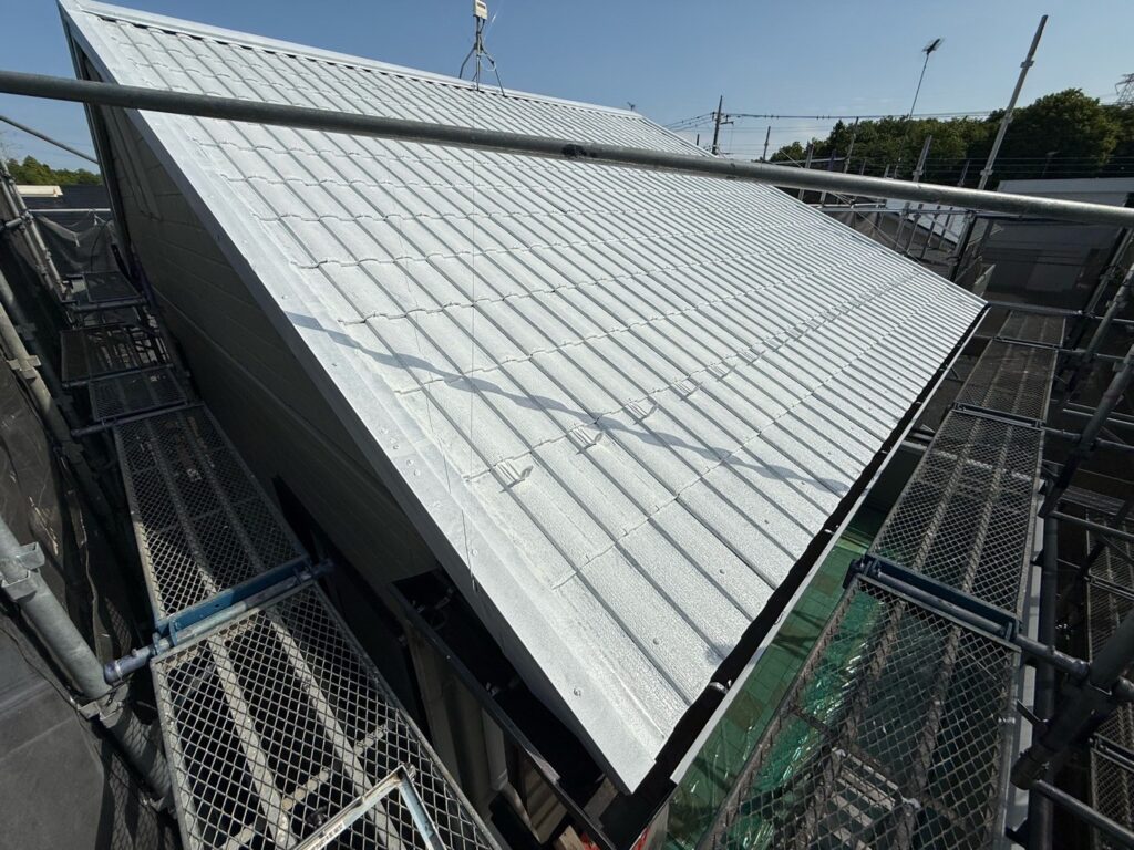 大屋根下塗り（完了）<br />
※真っ白く仕上がっていますので下塗りがしっかりと効いています。