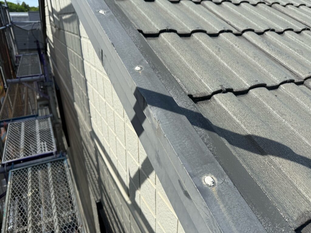 板金部の防水処理<br />
（※板金を止めている釘の上にコーキングにて防水処理を行いました。これは雨が入らないようにする為と、釘が抜けてこないようにする為の重要な工程です。）