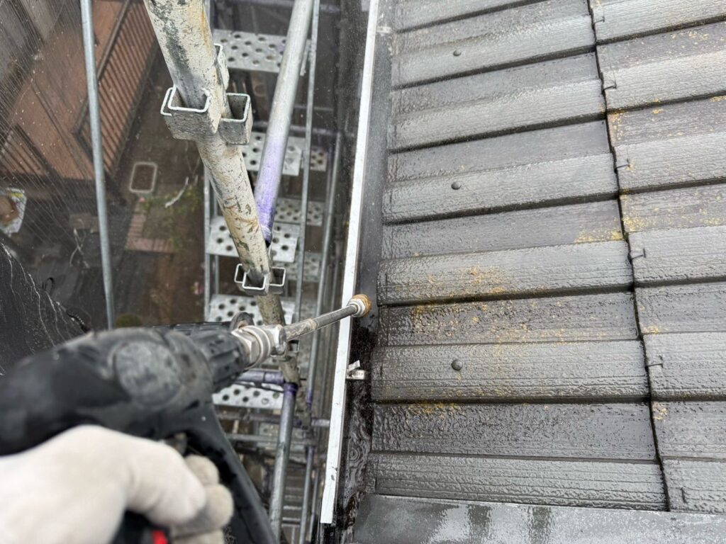 雨どい中：高圧洗浄<br />
（雨どい中の汚れも洗浄をしました。）