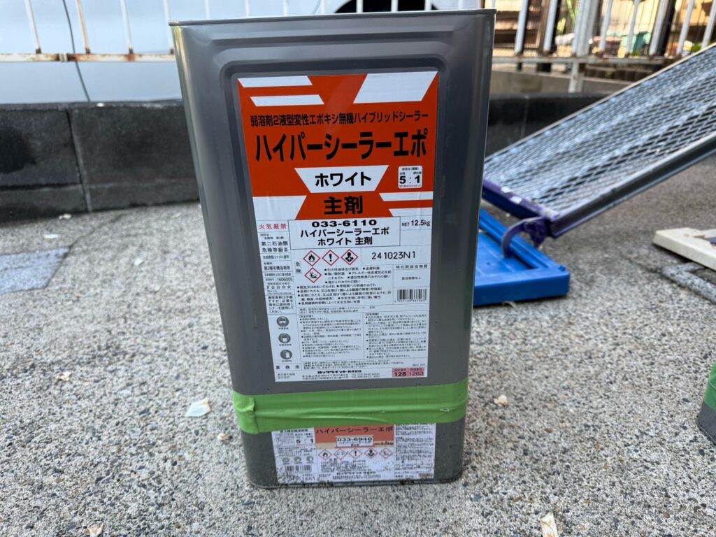 使用材料<br />
←屋根下塗り材料<br />
（一般的な塗料よりも、密着力が強い下塗り材を使用しました。）