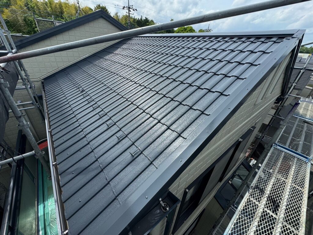 屋根中塗り（完了）<br />
※下塗りがしっかりと効いていますので、中塗りの時点で艶がすごいです。