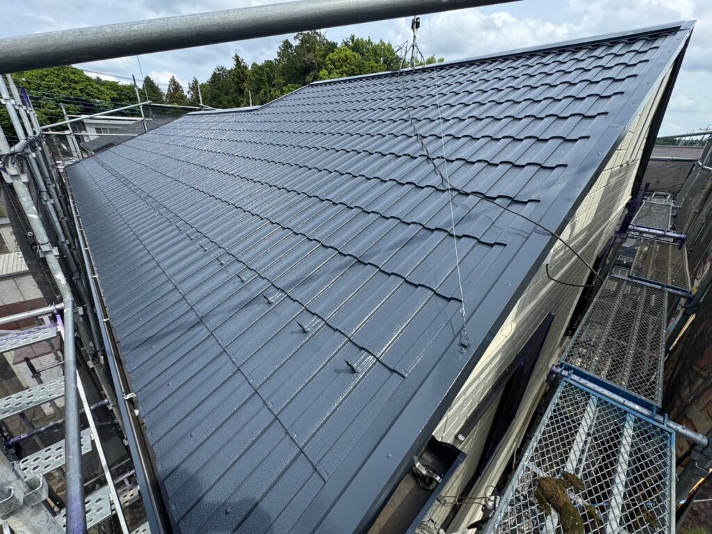 屋根上塗り（計3回塗り、完了）