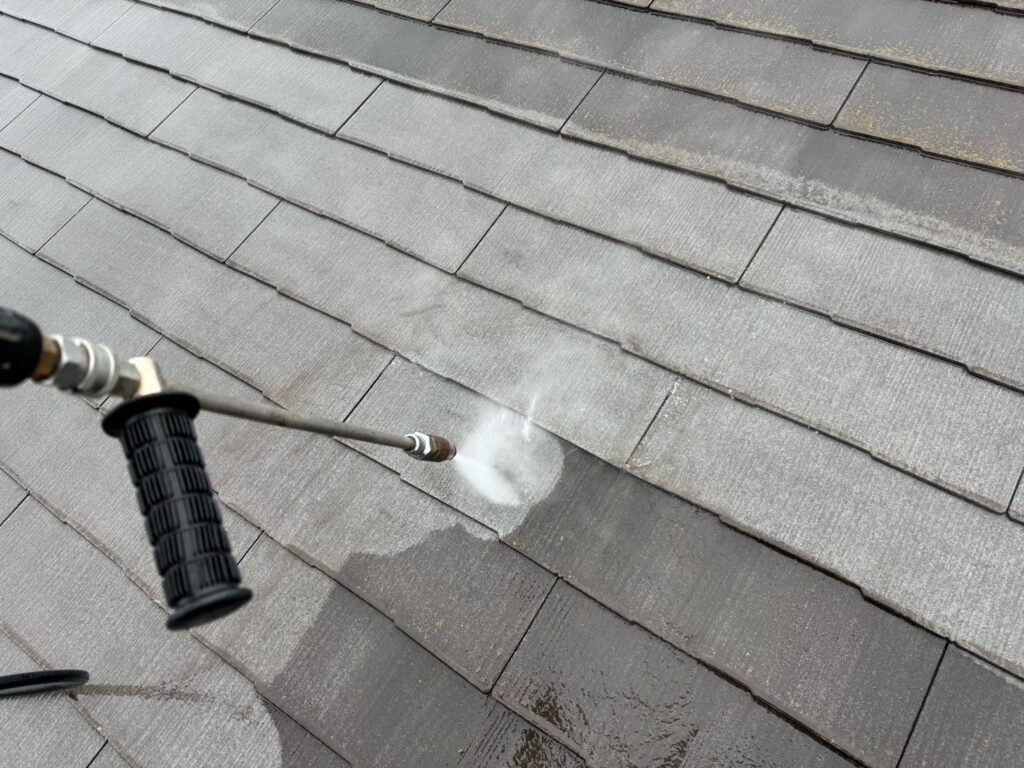 屋根：高圧洗浄<br />
（表面のコケやカビをしっかり落としました。）