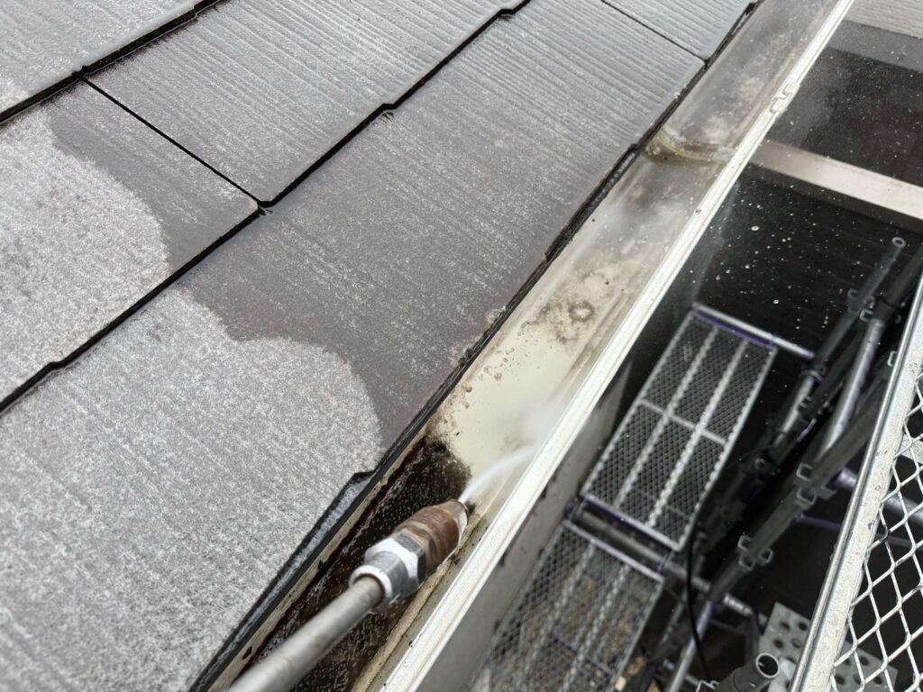 雨どい中：高圧洗浄<br />
（雨どい中の汚れも洗浄をしました。）