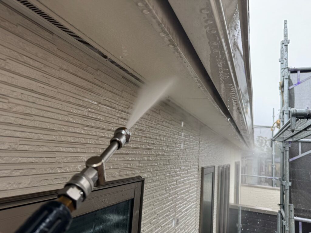 外壁：高圧洗浄<br />
（表面のコケやカビをしっかりと落としました。）