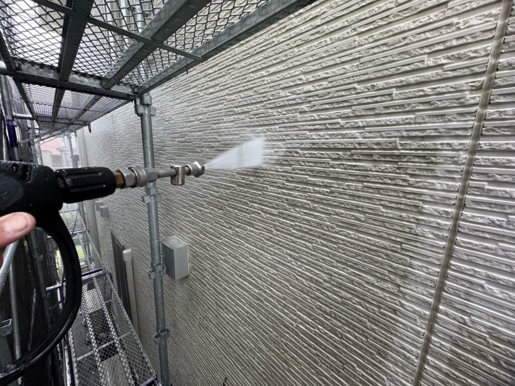 外壁：高圧洗浄<br />
（表面のコケやカビをしっかりと落としました。）