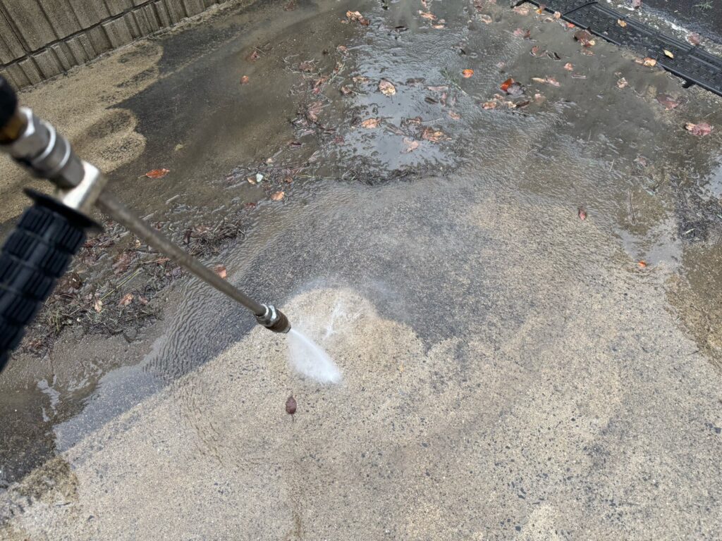 土間コンクリート：高圧洗浄<br />
