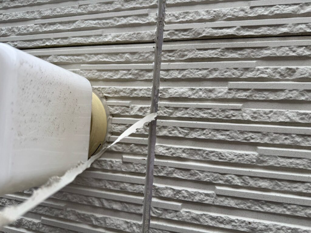 既存のコーキング撤去<br />
※薄皮と言われる、細かいところまでしっかりと除去しました。これを取らないとコーキングの密着性が悪くなってしまいます。）