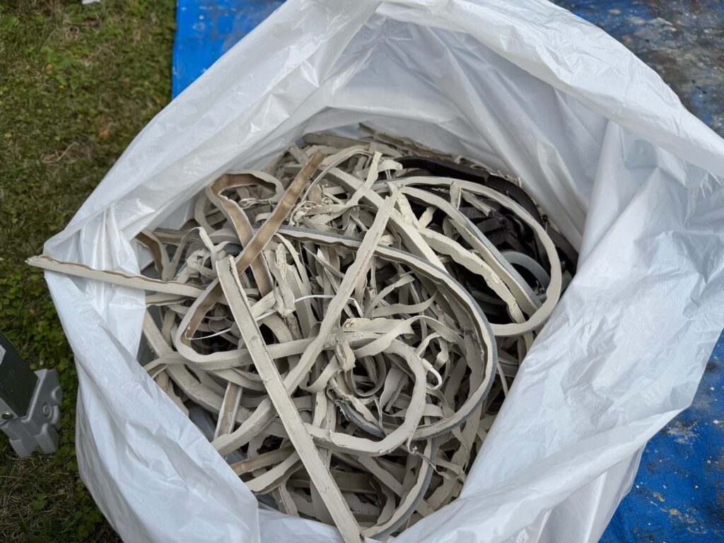 既存のコーキング撤去後