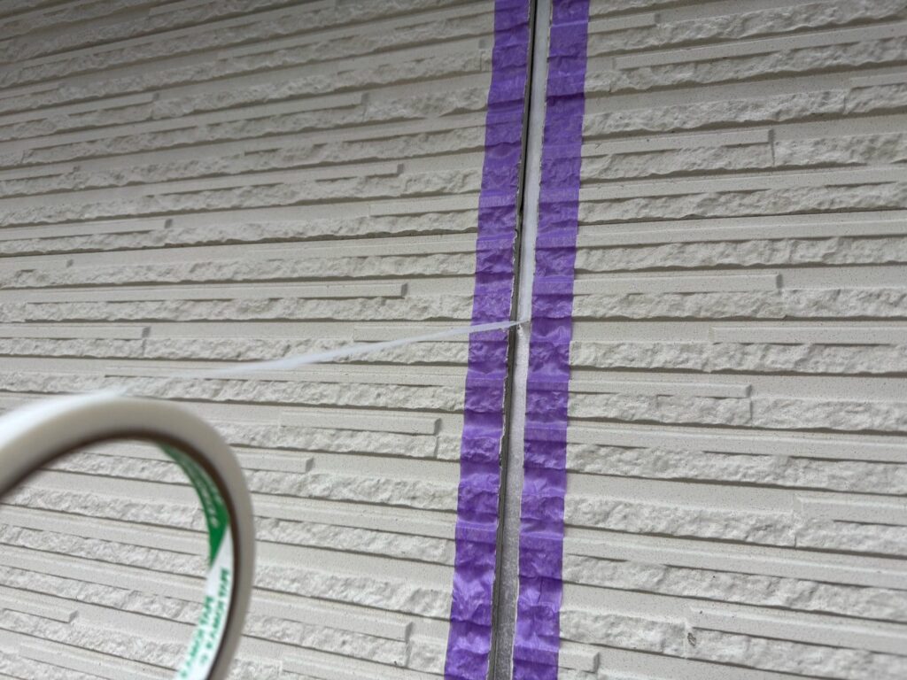 ボンドブレーカー取り付け<br />
（三面接着にならないようにボンドブレーカーを取り付けました。とても重要な工程です。）