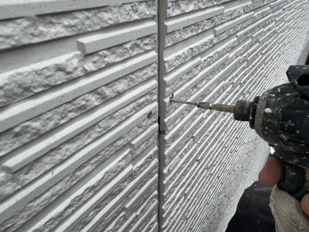 外壁下地補修<br />
※コーキングを打つ前に、外壁が浮いている個所に専用のビスにて打ち込み補修を行いました。