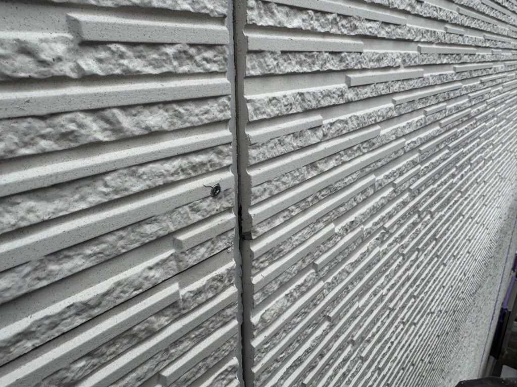 外壁下地補修<br />
※コーキングを打つ前に、外壁が浮いている個所に専用のビスにて打ち込み補修を行いました。