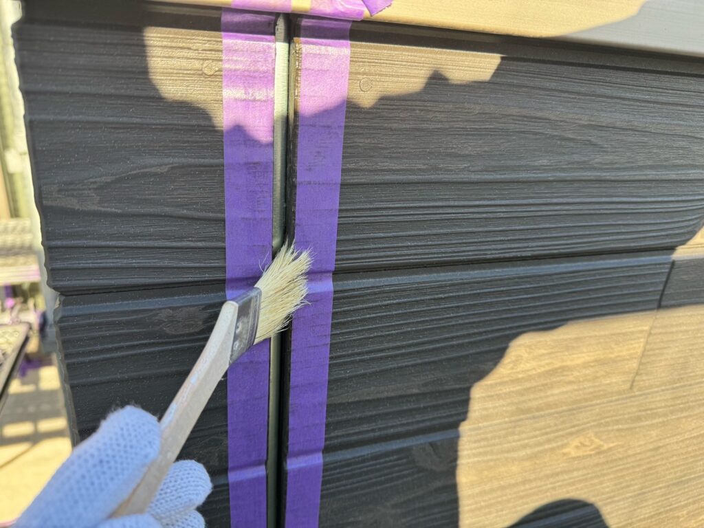 目地コーキング：プライマー塗布<br />
（外壁とコーキングを密着させる為の接着剤です。とても重要な工程です。）