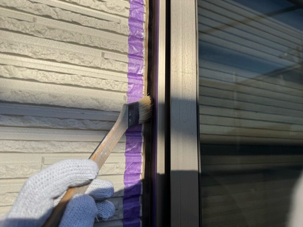 窓周りコーキング：プライマー塗布<br />
（外壁とコーキングを密着させる為の接着剤です。とても重要な工程です。）