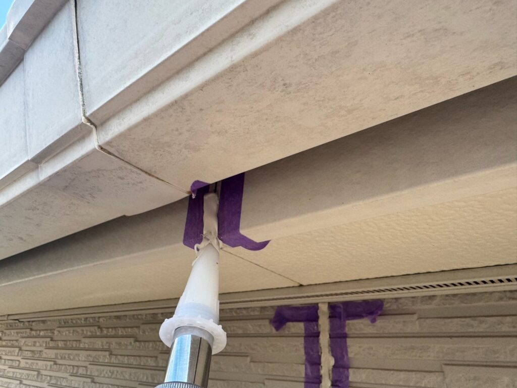 鼻隠し繋ぎ目：コーキング打ち込み