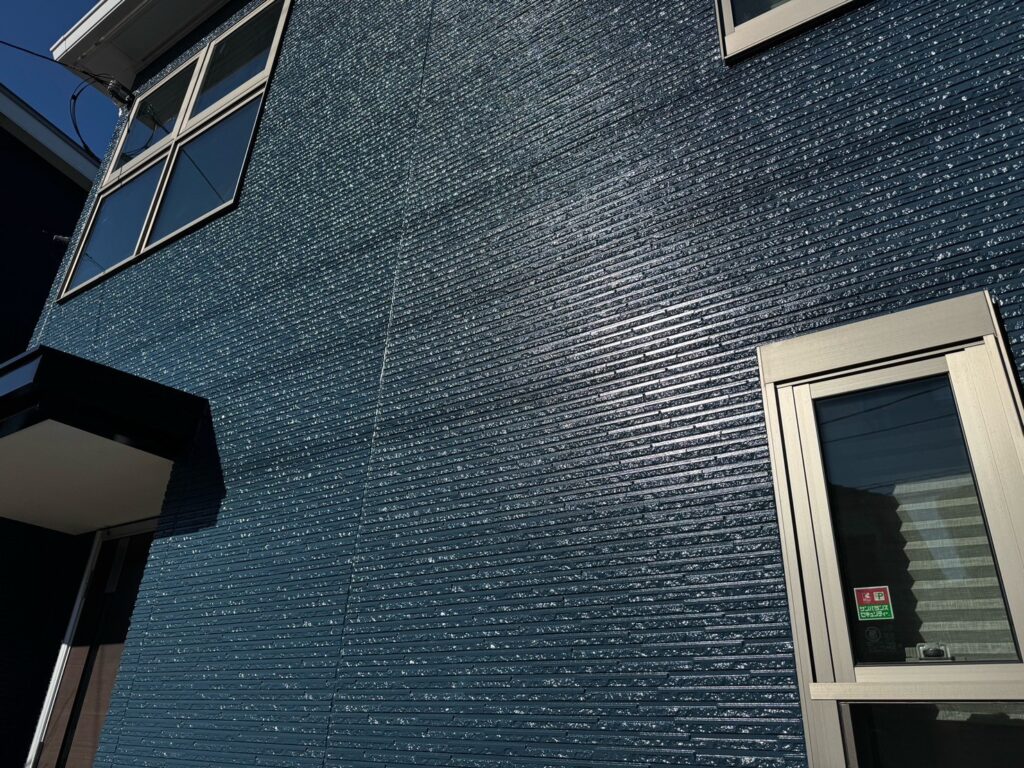 外壁上塗り（完了）<br />
（色：マウンテンブルー）