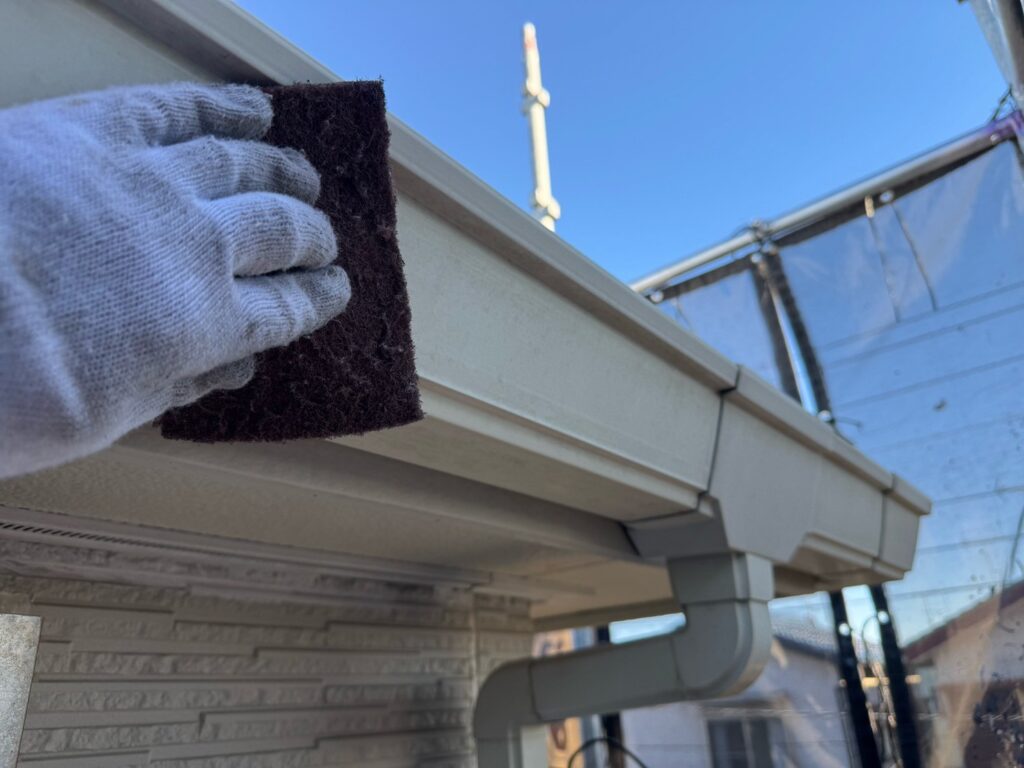 雨樋・鼻隠しケレン<br />
（ケレンとは、塗料との密着を良くするために、専用の道具にて細かい傷をつける下地調整です。）