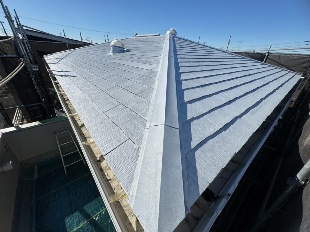 屋根下塗り（完了）<br />
※真っ白く仕上がっていますので、下塗りがしっかりと効いています。