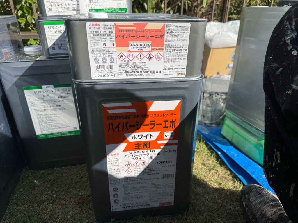 使用材料<br />
→屋根下塗り材料<br />
（油性2液難付着対応シーラー）<br />
※既存の屋根が【コロニアルグラッサ】という、表面が無機質の塗膜の為、無機対応のシーラーを使用しました。