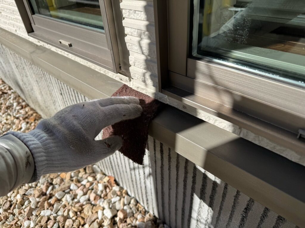 水切りケレン<br />
（ケレンとは、塗料との密着を良くするために、専用の道具にて細かい傷をつける下地調整です。）