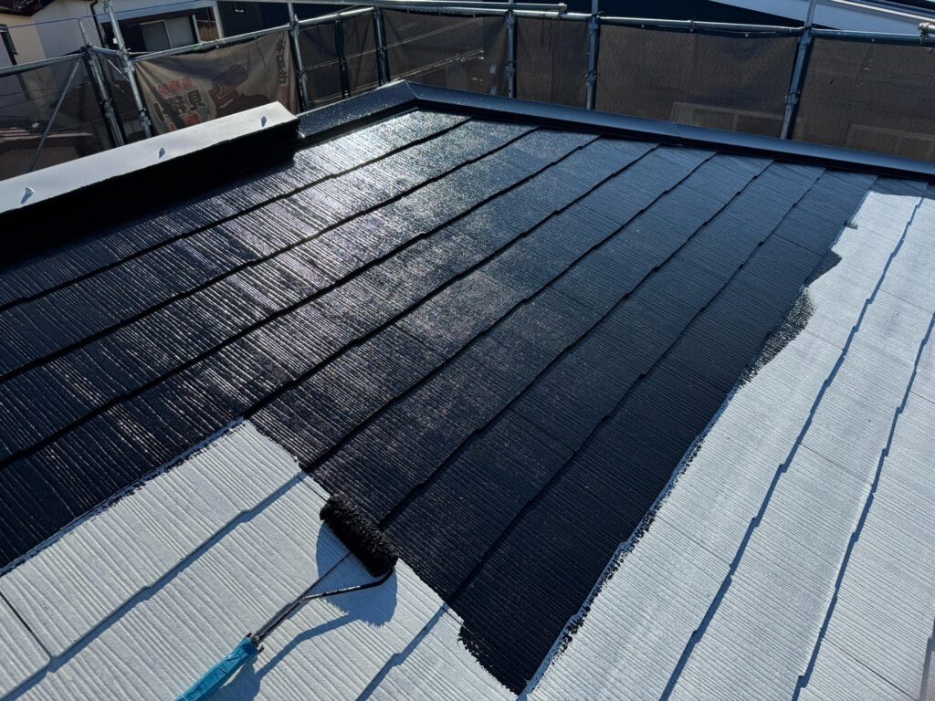 屋根中塗り<br />
中塗りの時点でピカピカです✨