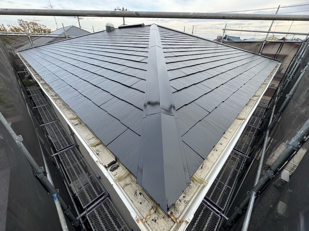 屋根上塗り<br />
（計3回塗り、完了）<br />
