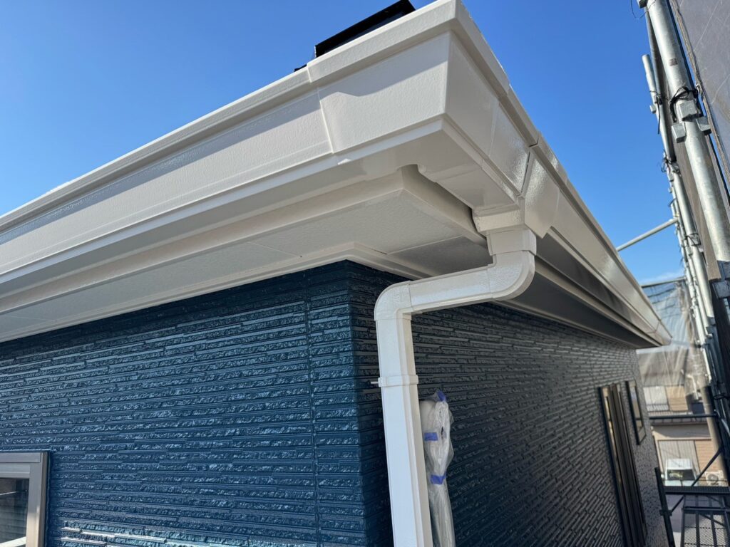 雨樋・鼻隠し上塗り（計２回塗り、完了）<br />
