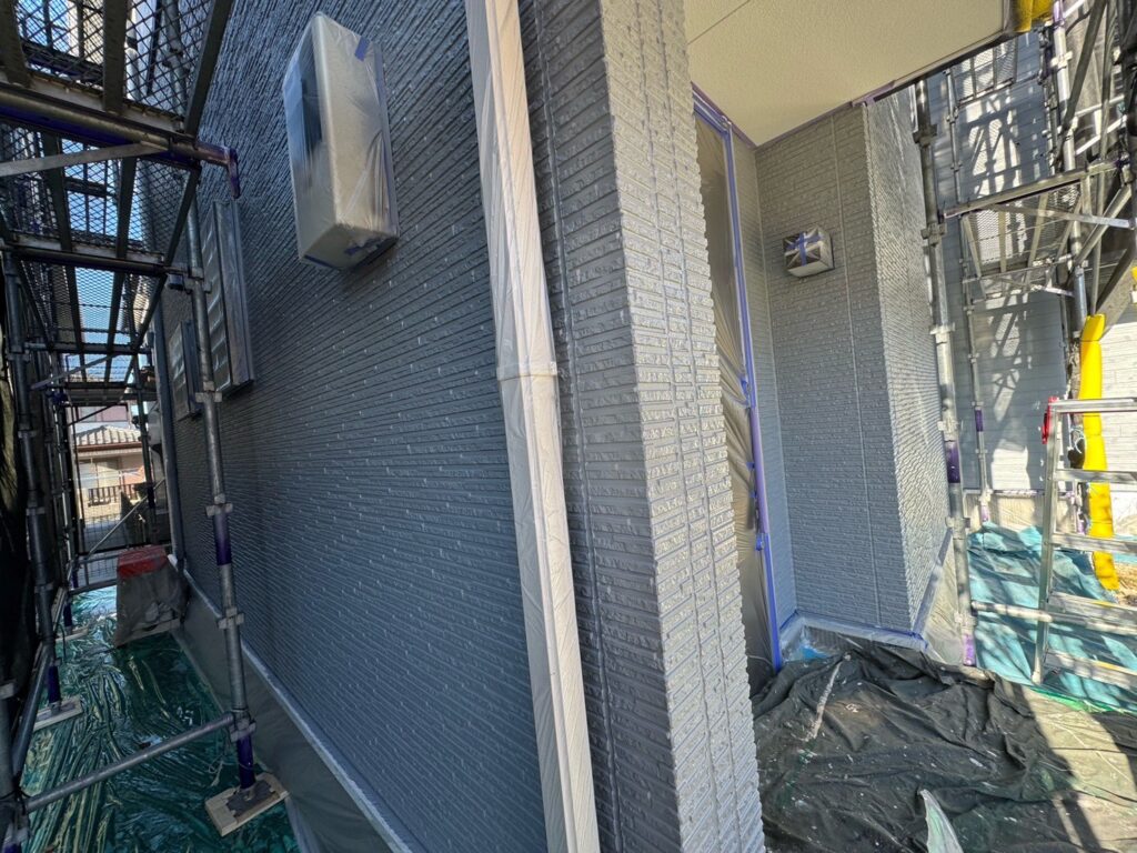 外壁下塗り（グレー色）<br />
<br />
※密着性の高い、水性2液難付着対応シーラーを使用しました。）