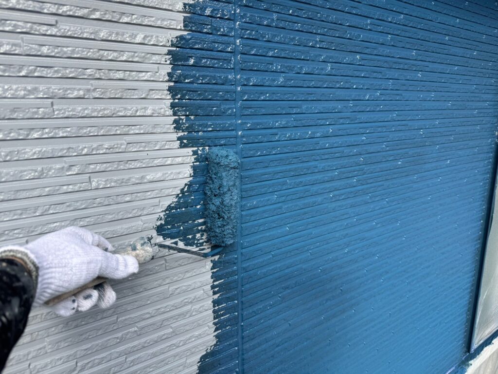 外壁中塗り<br />
（色：マウンテンブルー）