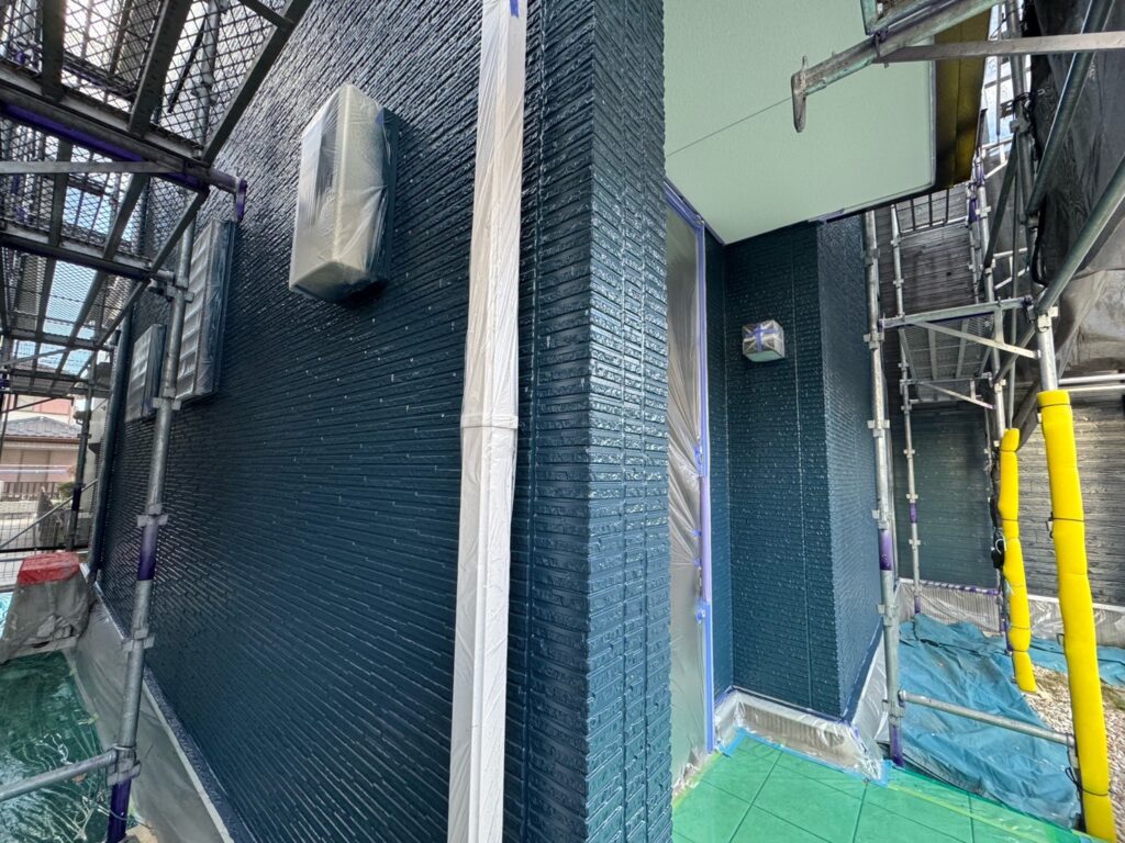 外壁中塗り（完了）<br />
（色：マウンテンブルー）