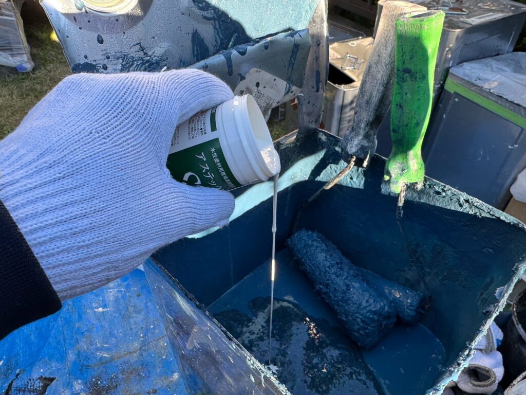 2000種の菌に対応添加剤投入<br />
（上塗り塗料と混ぜることにより、カビ・藻類に強くなります。）