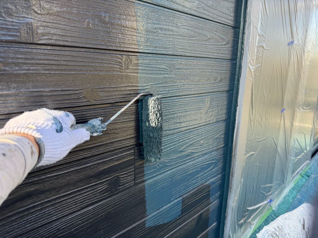 外壁上塗り<br />
（色：チャコール）<br />
<br />
※塗りたては青色ですが、乾くと黒色になります。