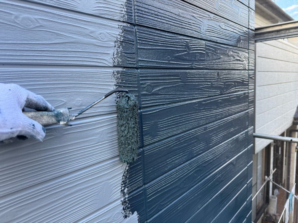 外壁中塗り<br />
（色：チャコール）