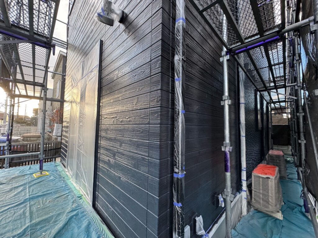 外壁中塗り（完了）<br />
（色：チャコール）