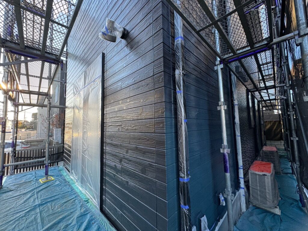 外壁上塗り（完了）<br />
（色：チャコール）