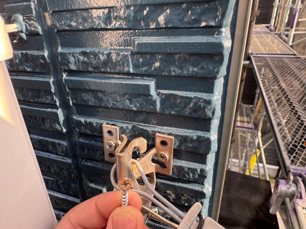 配線ビス交換<br />
（弊社では標準仕様で、サビたビスはステンレス製のビスに交換をしております。