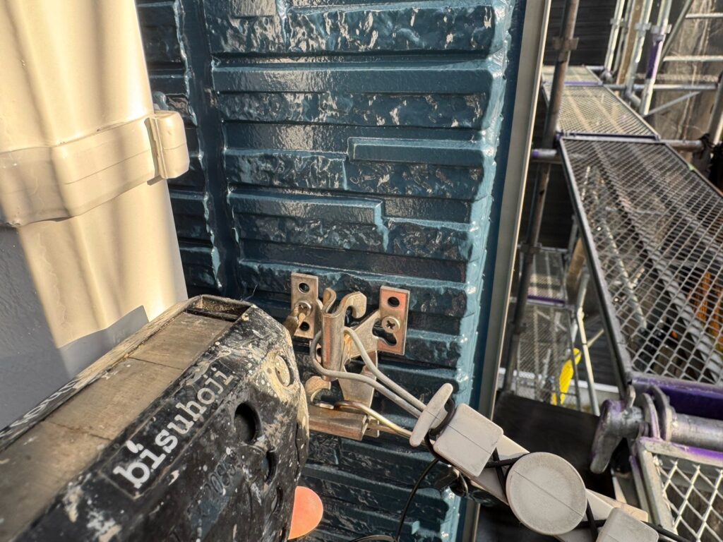 配線ビス交換<br />
（弊社では標準仕様で、サビたビスはステンレス製のビスに交換をしております。