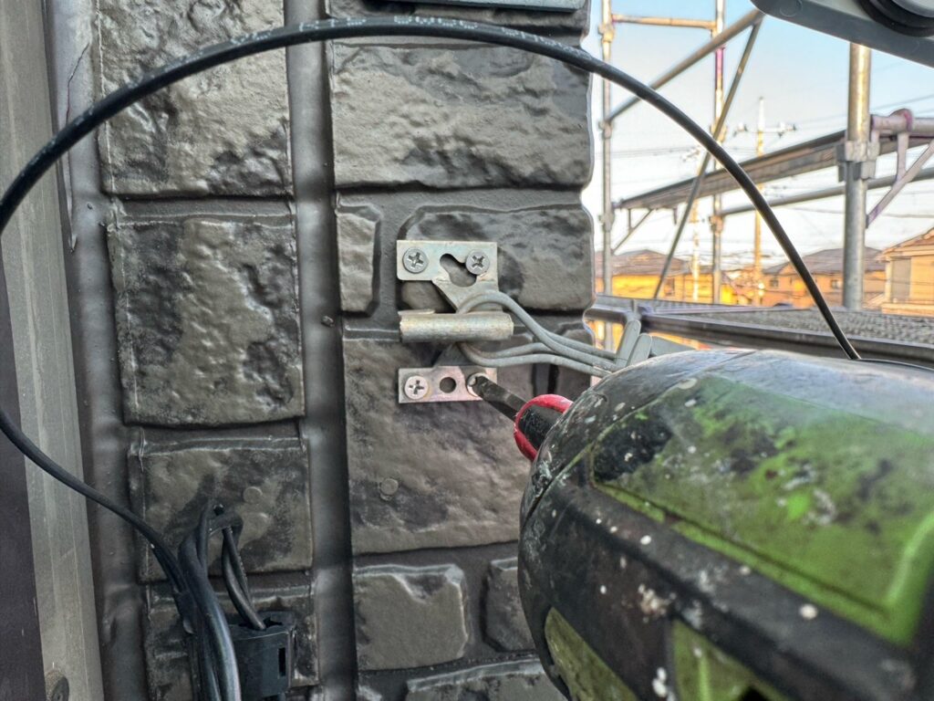 配線のビス・金具交換<br />
(弊社ではさびたビスや配線のさびた金具をサービス施工にて交換を行っております。)