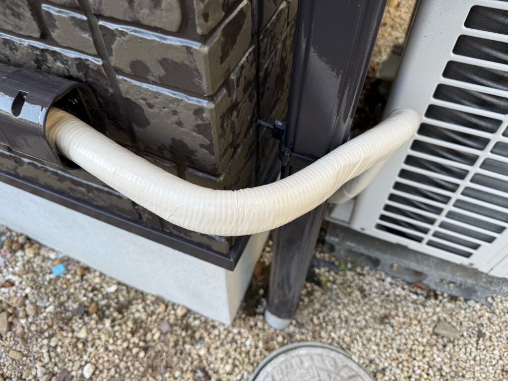 エアコンホース巻き<br />
(弊社ではボロボロになっているエアコンホースはサービス施工にて巻き直しを行っております。)