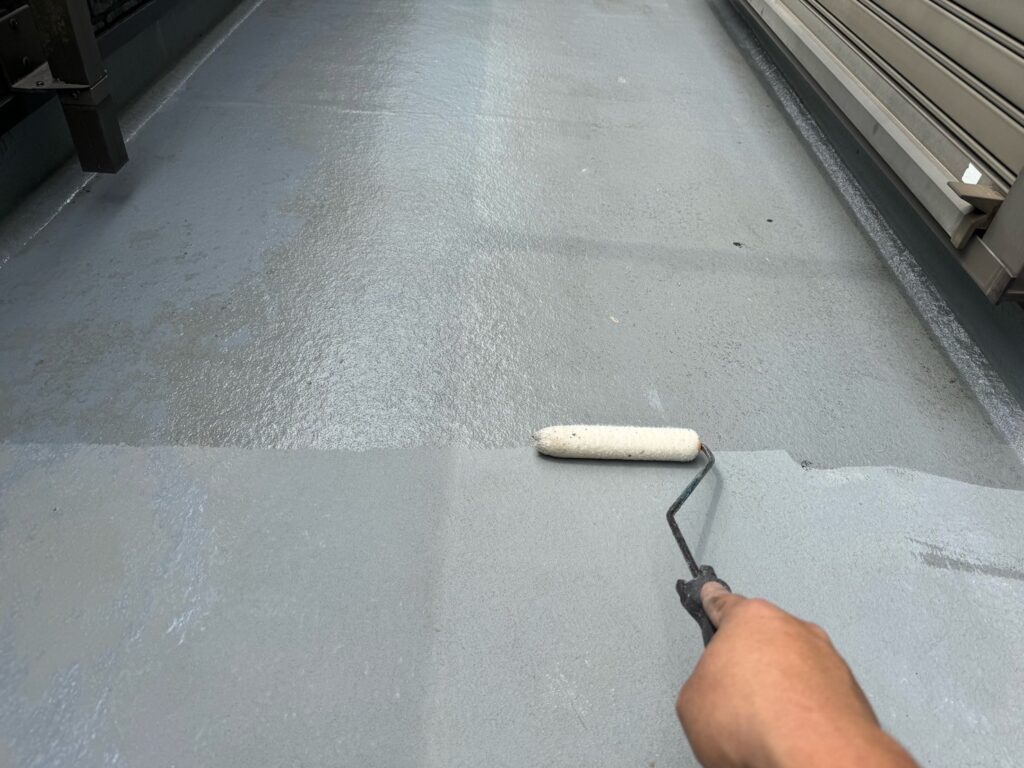 プライマー塗布<br />
(下塗り)