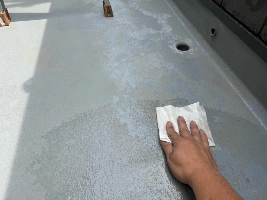 ベランダ床アセトン拭き<br />
(油分をとるためにアセトン拭きを行いました。とても重要な工程です。)