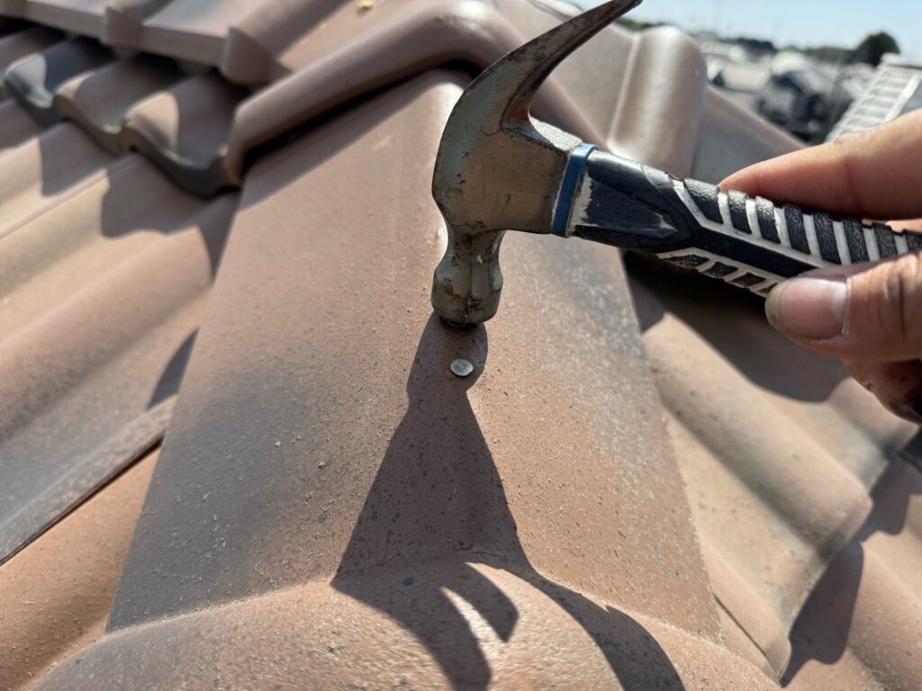 棟瓦の釘打ち込みを行いました。