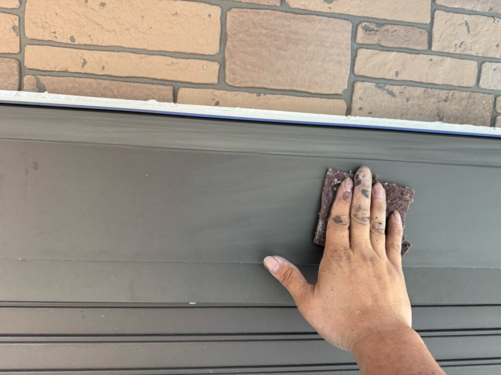 シャッターBOXケレン<br />
(ケレンとは、塗料との密着を良くするために、専用の道具にて細かい傷をつける下地調整です。)